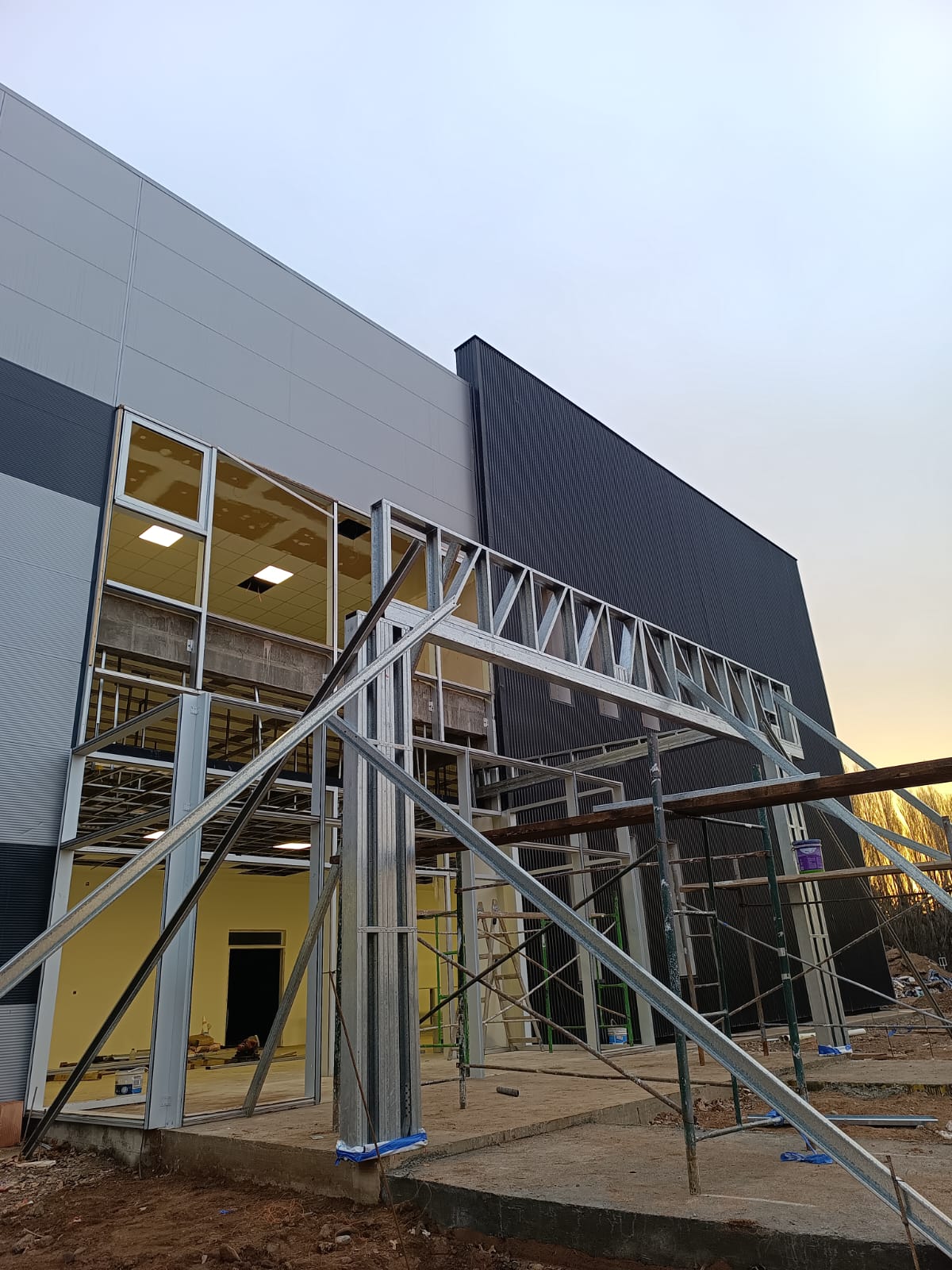 Detalle exterior de perfileria metalica con triangulaciones de refuerzo